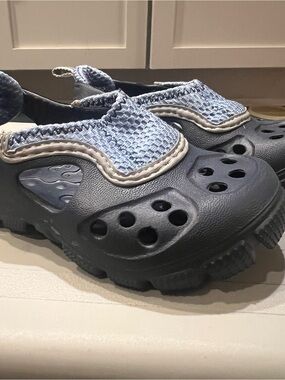 CROCS Kids Navy Water Shoe with Light Blue Knit Strap